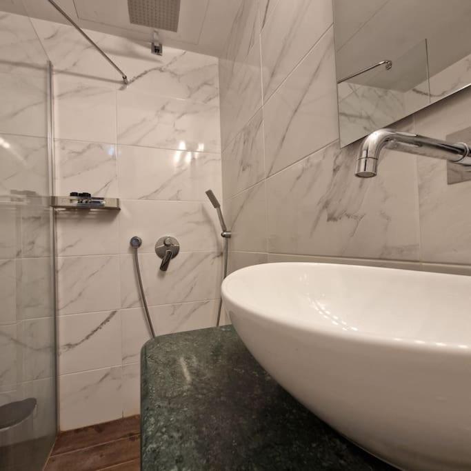 Chic Apt Near Acropolis - Avdi Square Athens Exterior photo